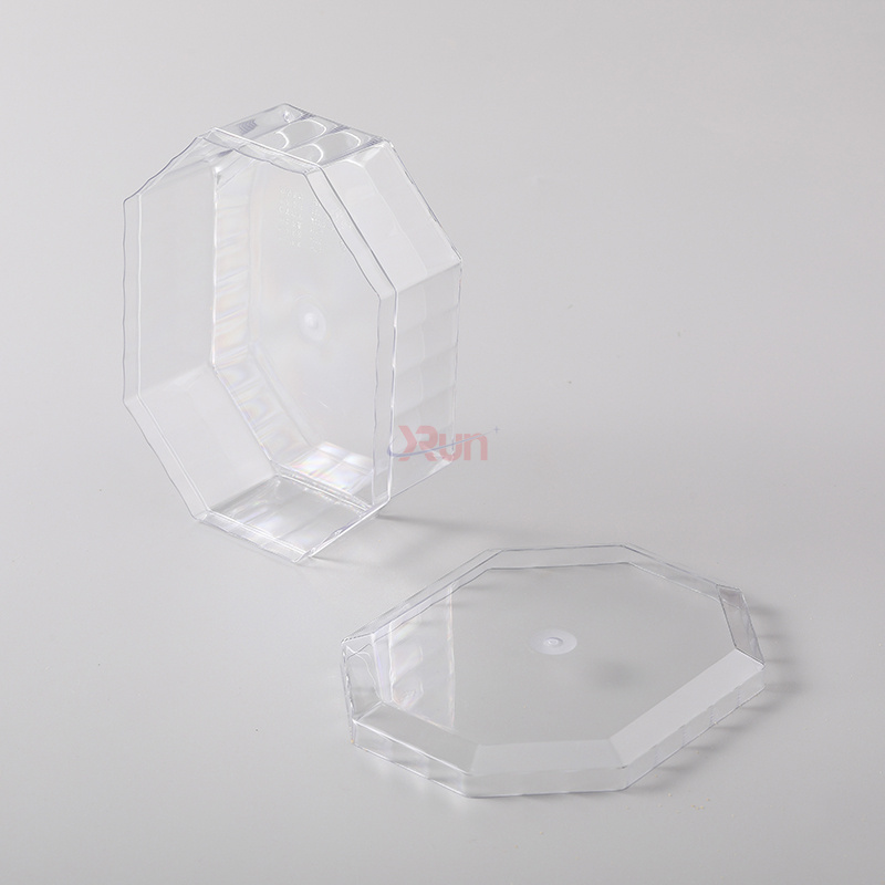 We specialize in packaging made of PET, including the material used for our rigid plastic food containers and crystal-clear clear dessert boxes for quality pastry packaging.